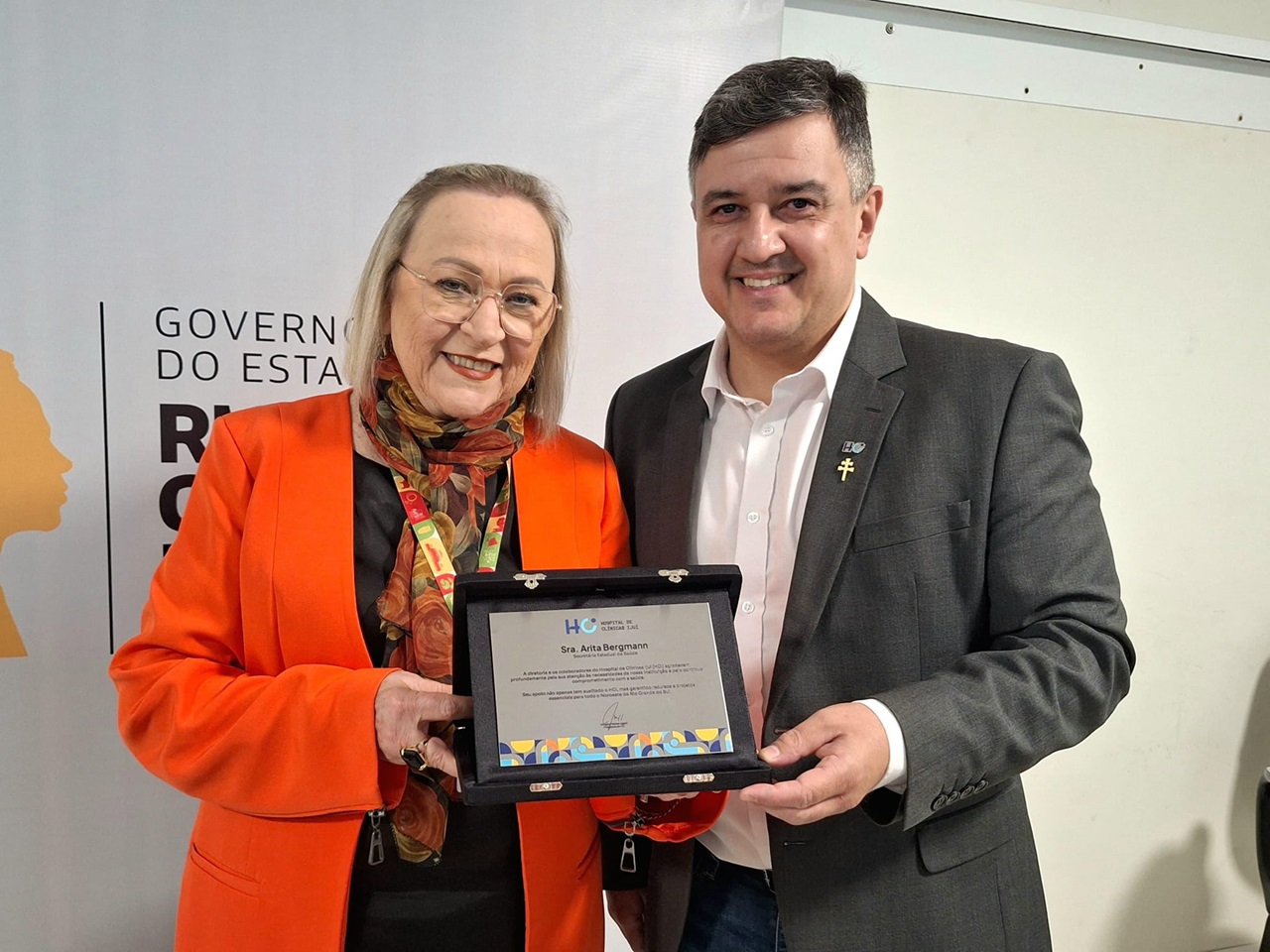 Secretária Arita ao lado do presidente do HCI, Douglas Uggeri