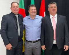 Na ordem: vice-prefeito Marcelo Juliano Treter, ex-prefeito Edison Arnt e o prefeito Bráulio Scherer.
